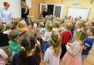 Pani Ania wręcza nagrody wszyskim dzieciom za udział w zabawach.