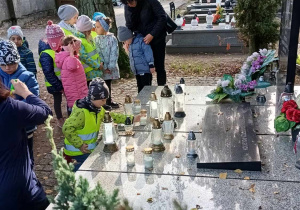 Dzieci wiedzą jak należy się zachować podczas wizyty na cmentarzu.