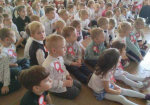 Przedszkolaki oglądają film edukacyjny „ Kazio i 11 listopada”.