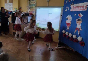 Dziewczynki ze Starszaków tańczą do piosenki pt. „Symbole Polski”.