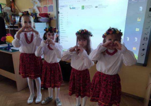 Dziewczynki w strojach krakowskich pokazują jak kochają swój kraj.