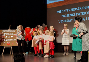 Dzieci odbieraja na scenie nagrody.