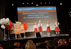 Nela, Karinka, Amelka i Julcia śpiewają na scenie.