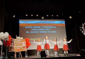 Nela, Karinka, Amelka i Julcia tańczą i śpiewają na scenie.