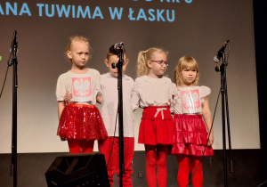 Amelka, Oliwier, Kaja i Julcia występują na scenie.