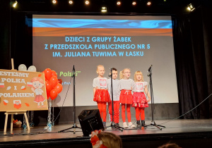 Amelka, Oliwier, Kaja i Julcia występują na scenie.