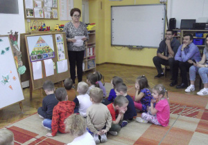 Pani Renia omawia z dziećmi wiersz B. Szelągowskiej „ Zdrowym być”.