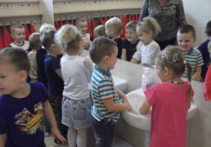 Przed przygotowaniem przekąsek dzieci myją ręce.