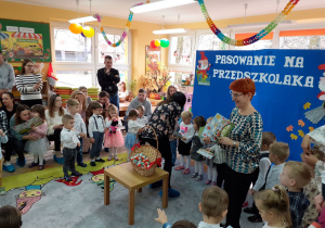 Lenka odbiera dyplom, pani Agnieszka wyczytuje kolejne dziecko.
