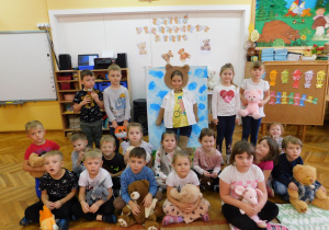 Dzieci z grupy Biedronki chętnie prezentują swoje pluszaki do zdjęcia.