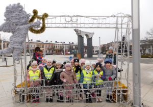 Dzieci z grupy Biedronek podziwiają wraz z panią Kamilką i panią Anią dekoracje świąteczne na placu 11 Listopada.