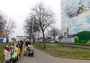 Dzieci podziwiają mural.