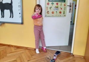 Hania pokazuje swój bucik, który pierwszy wyszedł za drzwi.