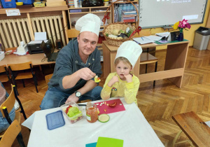 Tata Amelki pokazuje warzywne szaszłyki zrobione wspólnie z dzieckiem.