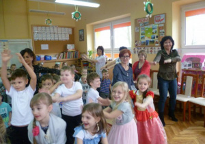 Przedszkolaki i personel przedszkola tańczą zumbę