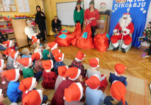 Dzieci witają elfy – pomocników Mikołaja.