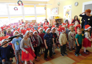 Grupa Krasnoludków wraz z Panią Agnieszką recytuje wiersz „ Idzie Mikołaj”.