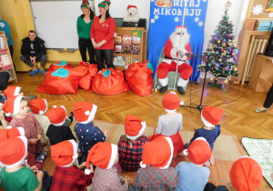 Mikołaj nagradza oklaskami występy dzieci i prosi o więcej.