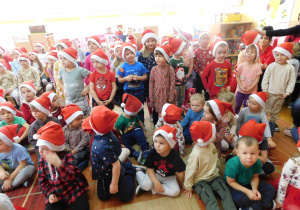 Grupa Misiaczków prezentuje wiersz „ Mikołaj Święty”.