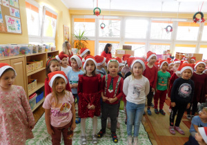 Grupa Biedronek recytuje wiersz „ Święty Mikołaj”.