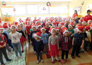 Wszystkie przedszkolaki śpiewają świąteczną piosenkę w języku angielskim.