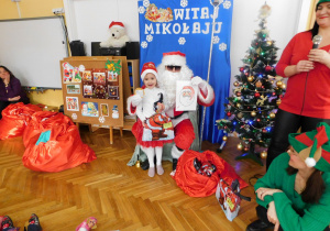Anhelina z grupy Słoneczek podziękowała Mikołajowi za swój prezent.