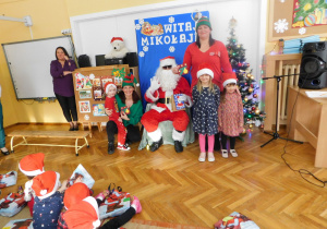 Dzieci z grupy Misiaczków dziękują Mikołajowi i elfom za ich trud.