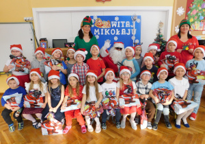 Zdjęcie z Mikołajem i elfami dzieci z grupy Żabek.
