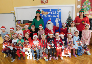 Wspólne zdjęcie z Mikołajem i Elfami dzieci z grupy Biedronek.