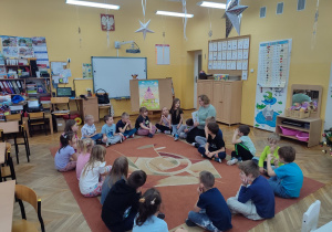 Dzieci z uwagą słuchały opowiadania „Uśmiech rudej Ani” oraz wspólnie analizowały przeżycia głównej bohaterki.