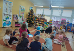 Przedszkolaki słuchają opowieści Inspektora Krokodyla: „Powódź na ulicy Kukuryku".
