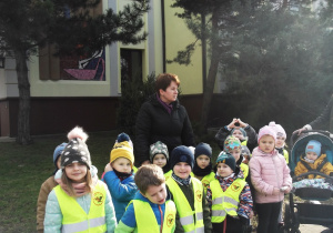 Przedszkolaki z panią Renią , mamą i bratem Julka przy Łaskim Domu Kultury.