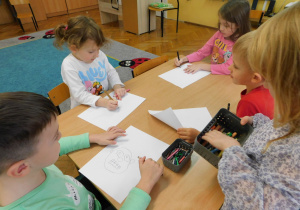 Dzieci rysują swoją radość