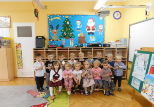 Najmłodsze przedszkolaki też otrzymały słodkie Mikołaje.