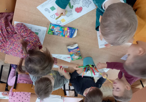 Dzieci kolorują pierniczki na wyznaczony kolor.