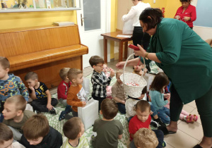 Pani Halinka nagradza dzieci słodkościami.