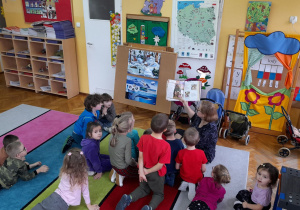 Dzieci z uwagą słuchały opowiadania „Uśmiech rudej Ani” oraz wspólnie analizowały przeżycia głównej bohaterki.