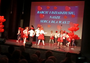 Uroczystość rozpoczęły "Żabki" tańcem krakowiak.