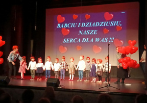 "Krasnoludki" występ rozpoczęły wierszem pt.:,,Życzenia".