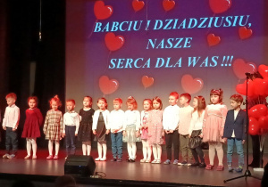 Dzieci z grupy "Biedronek" śpiewają piosenkę pt.: ,,Kraina babci i dziadka".