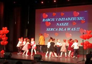 Dzieci z grupy "Biedronek" prezentują taniec - czeska polka.