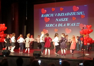 Dzieci z grupy "Biedronek" tańczą czeską poleczkę.
