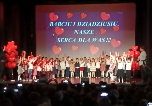 Wszystkie przedszkolaki w piosence "Życzenia dla babci i Dziadka".
