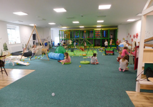 Przedszkolaki świetnie się bawią w sali zabaw "Łonka".