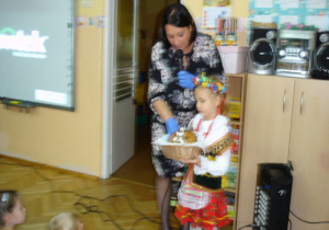Pani Halinka z Julką prezentują różne rodzaje pieczywa