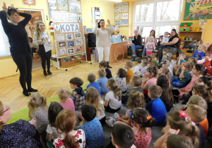 Pani Ewa i pani Ewelinka razem z dziećmi ilustrują ruchem piosenkę "My jesteśmy kotki dwa".