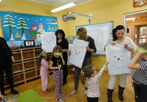 Nauczycielki prezentują wykonane kotki.