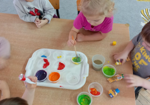 Dzieci mieszają różne kolory farb.