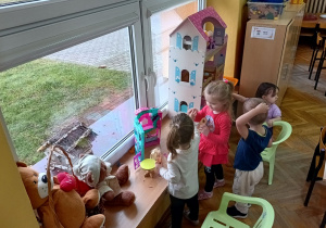 Nasi goście z zainteresowaniem bawią się domkiem dla lalek.
