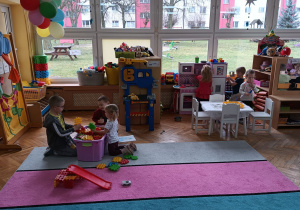 Alanek i Igorek bawią się z przybyłymi gośćmi w kącikach z zabawkami.